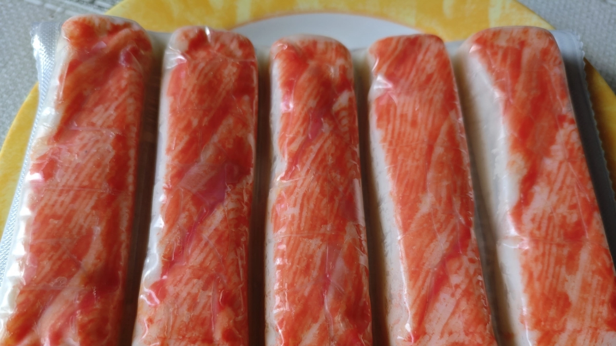 Бросаю крабовые палочки в кипящее масло — получаю вкусняшку за копейки: гости уверены, что это дорогой морской деликатес