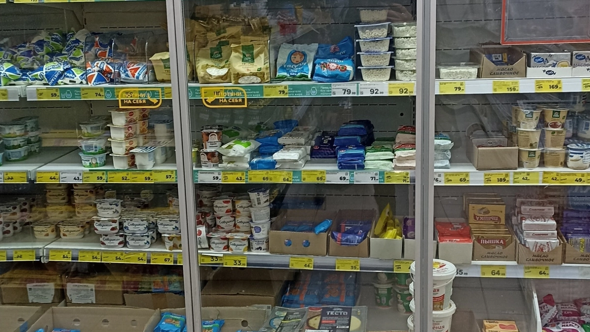 Намазала на хлеб и сразу поняла: хорошее масло не может быть мягким, как пластилин. Показываю наглядно