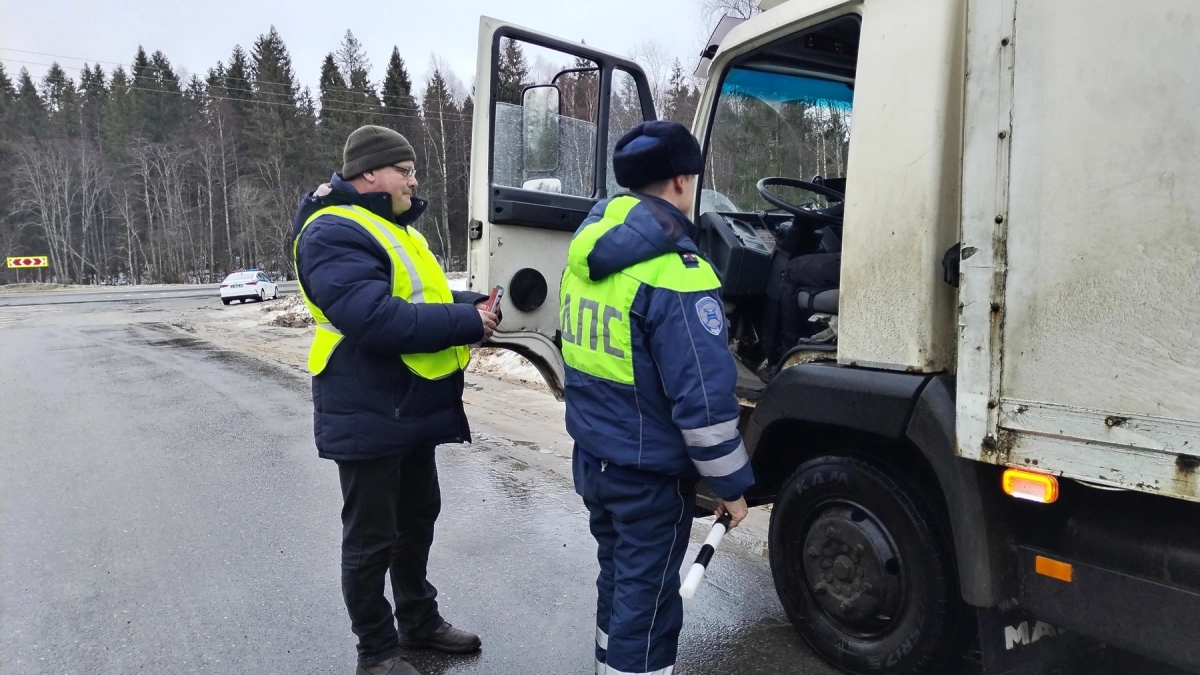 Инспектор ДПС просит дунуть в трубочку? Вот что нужно знать, прежде чем согласиться: 6 золотых правил