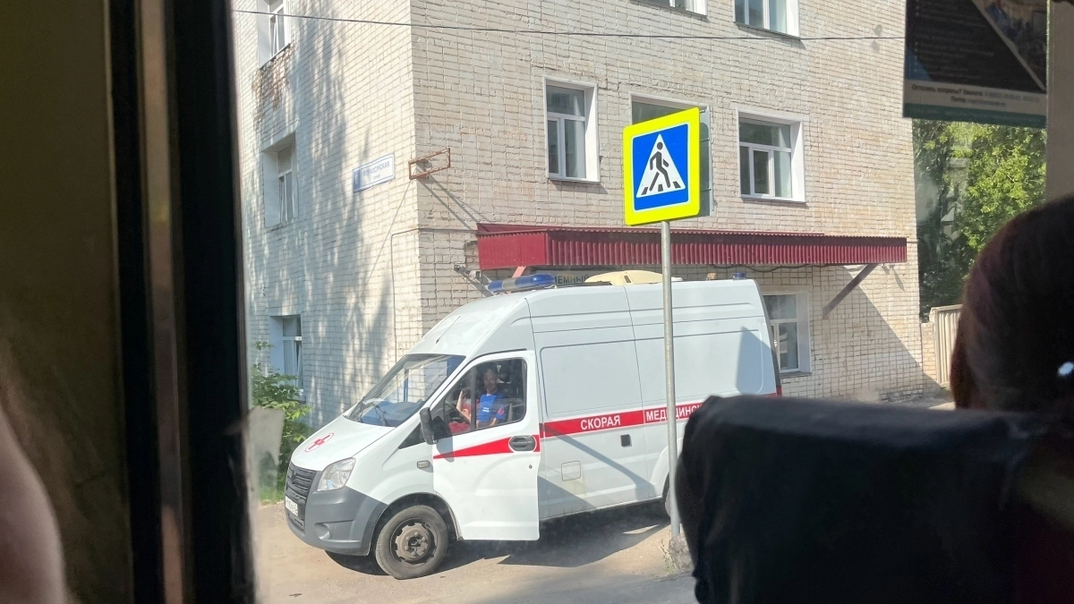 На производстве в Кирсе мужчина попал под работающую ленточную пилу