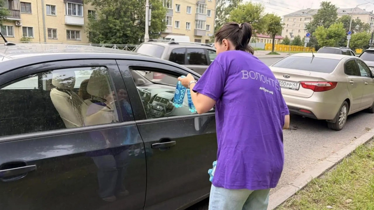В Кирове для стоящих в очередях на АЗС обустраивают туалеты и подносят воду