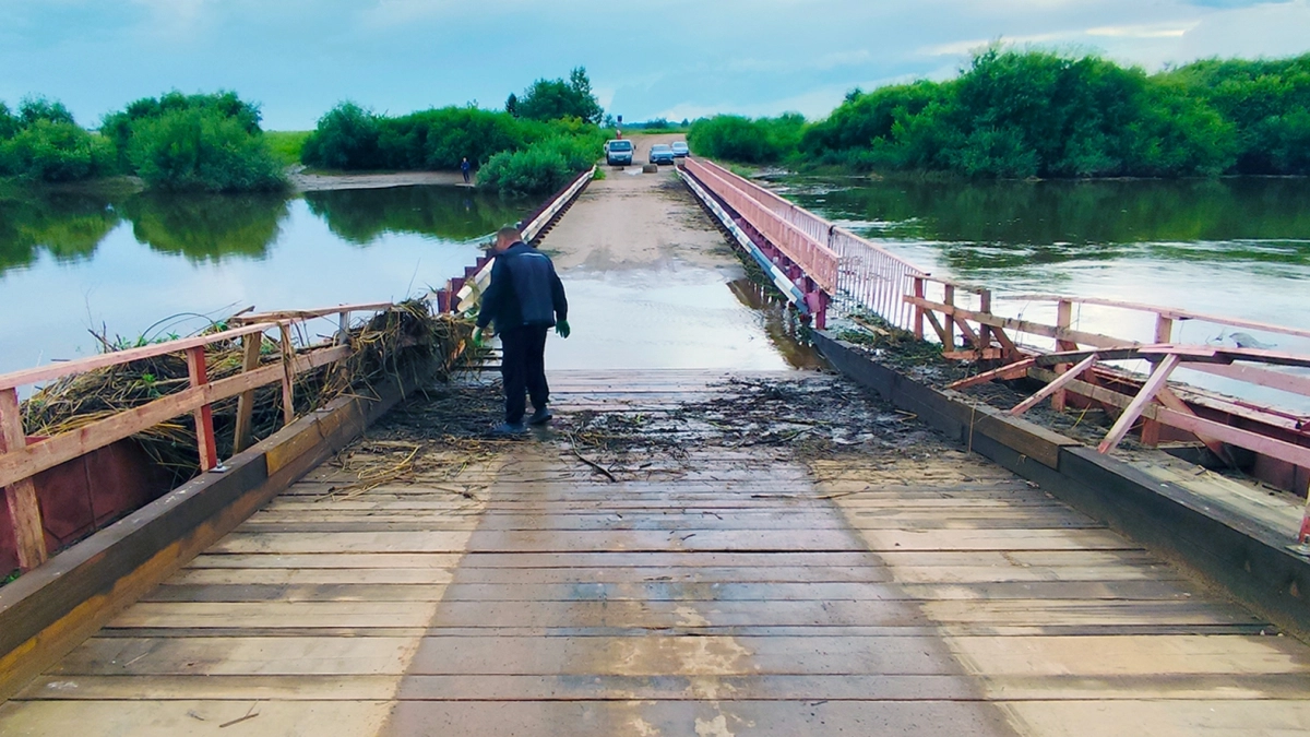 В Кирово-Чепецке начали очищать мост, но из-за дождей река снова поднялась