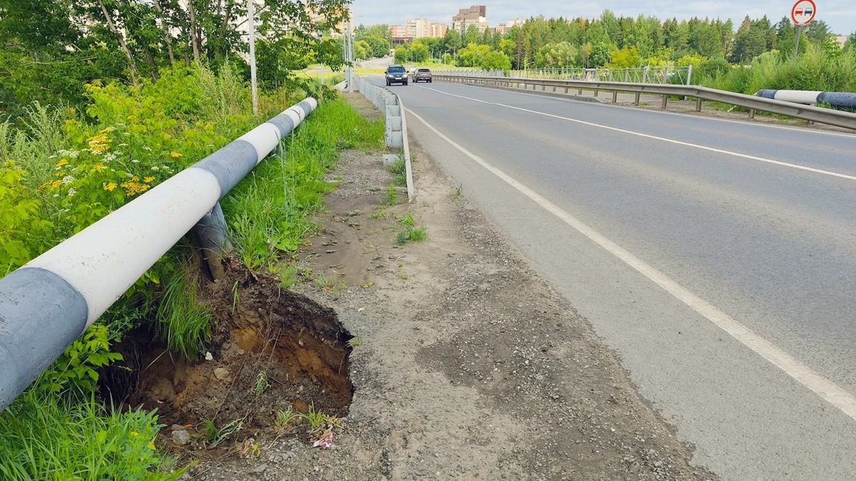 В Кирово-Чепецке ливнем размыло обочину на одной из улиц