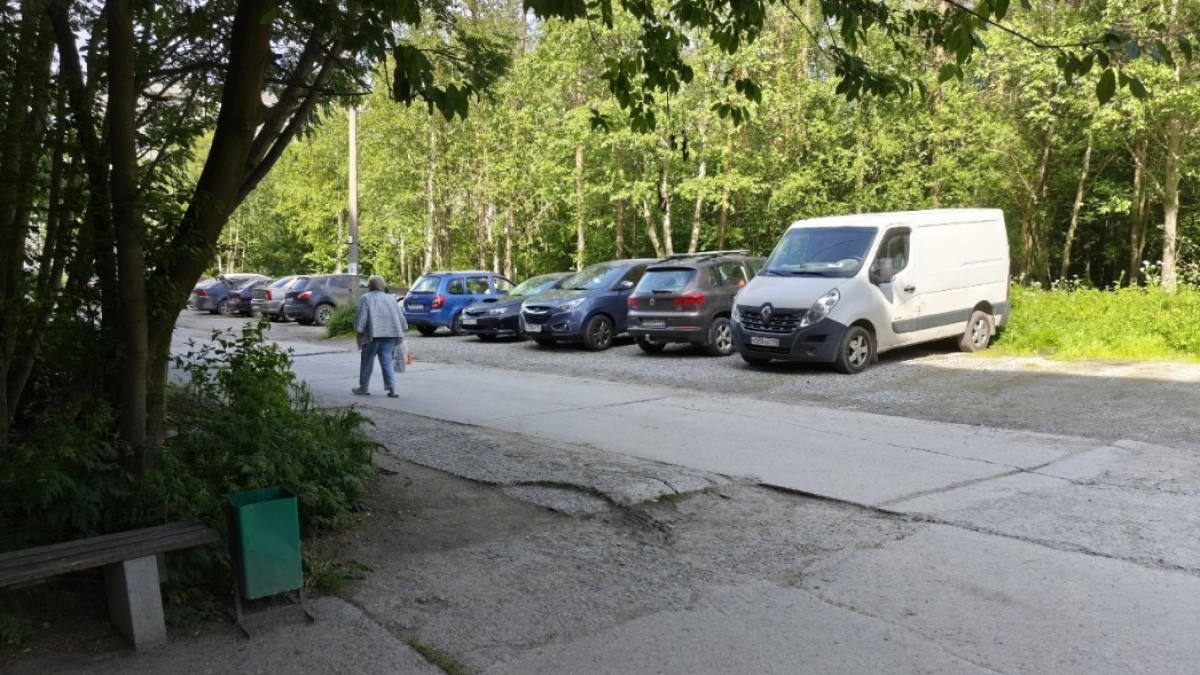 Машину под окнами теперь можно оставить не всегда: Верховных суд поставил точку - вот что обязан знать каждый водитель