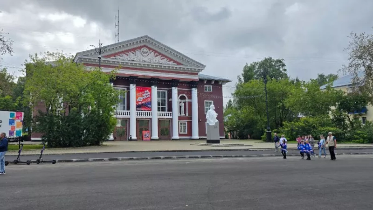 В Кирово-Чепецке появились клумбы с цветами около ДК "Дружба"