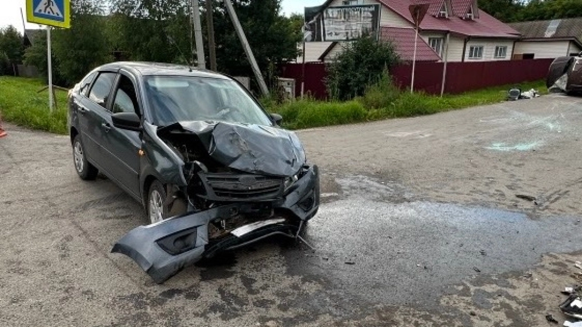 В Зуевке микроавтобус с пассажирами попал в серьезную аварию, семеро ранены