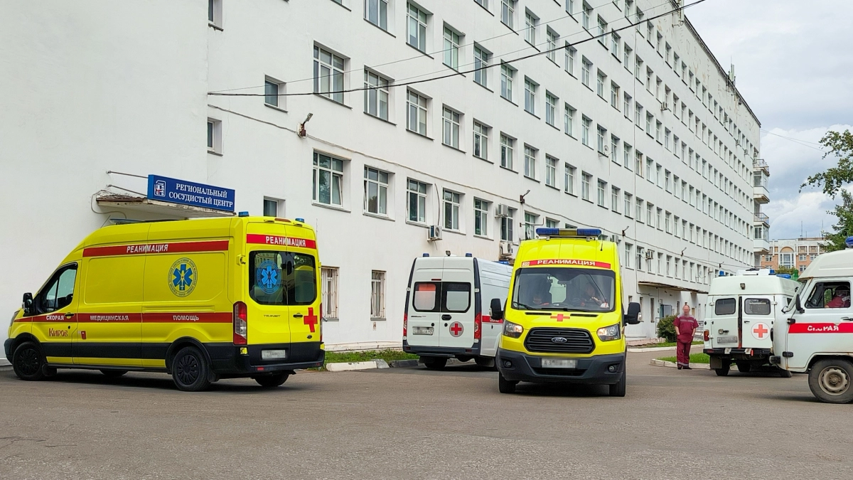 В Кирове медики борются за жизни трех пострадавших после ракетной атаки на завод