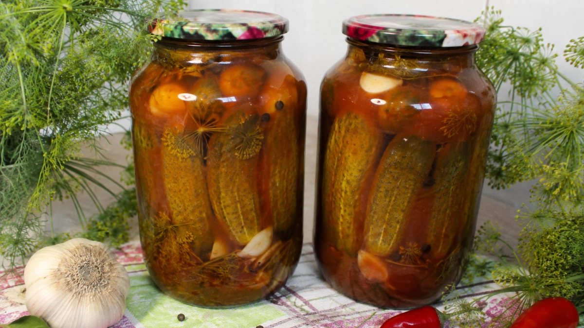 Искры вкуса в каждой банке: рецепт огурцов в кетчупе чили, который покорил всех - гости всегда просят добавки