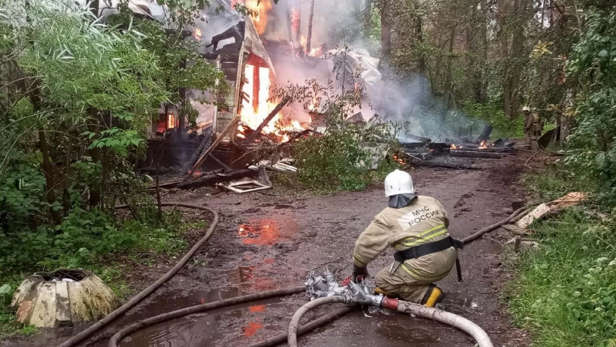 14 пожарных тушили жилой дом в деревне под Кирово-Чепецком