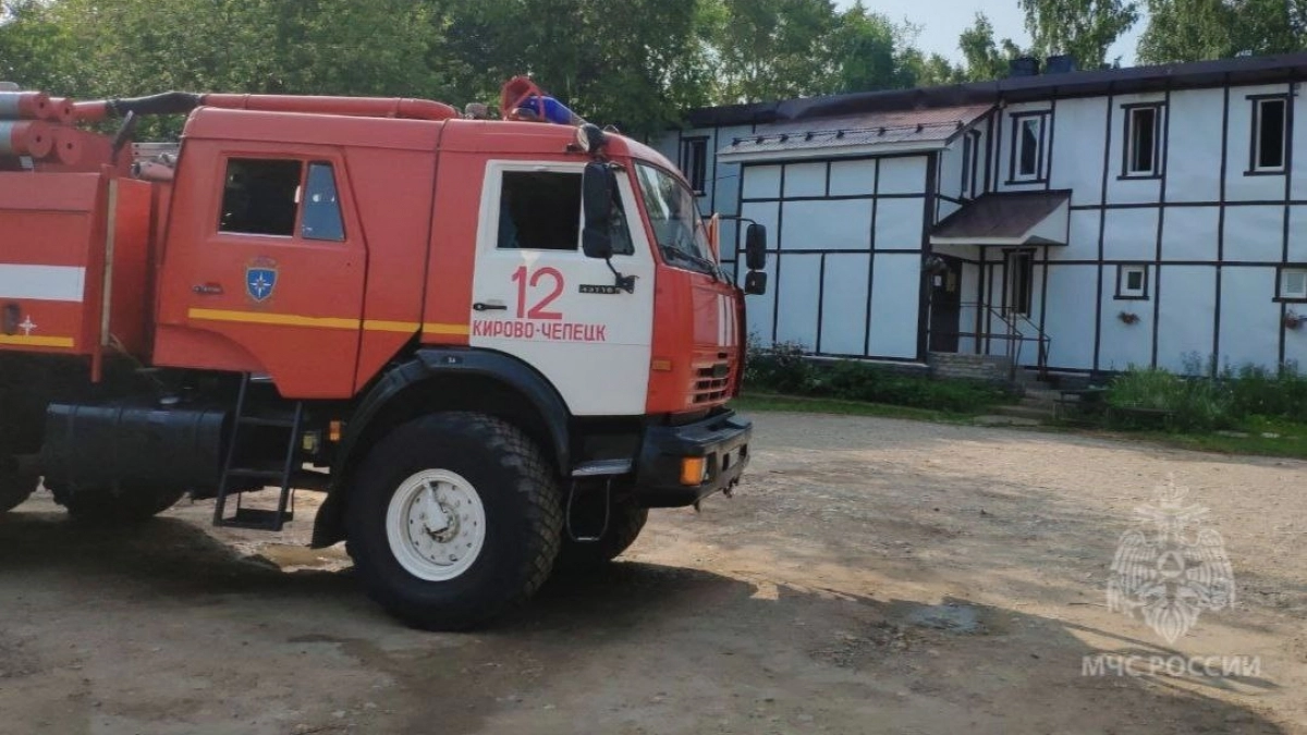 В Кирово-Чепецке по вине неизвестного вспыхнули два мусорных контейнера