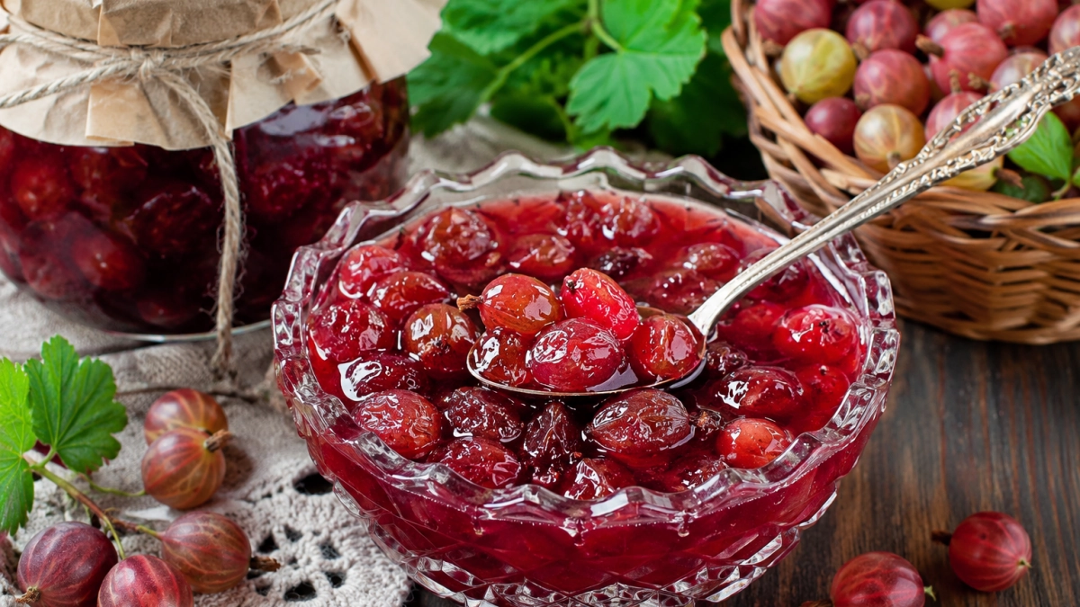 Из простецкого крыжовника варю "Царское" варенье со вкусом вишни: гости не могут отгадать из чего оно