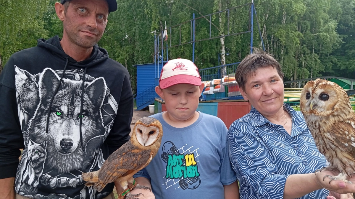 "Сделал кадр - плати": жителей Кирова разводят на деньги за фото с птицами у цирка