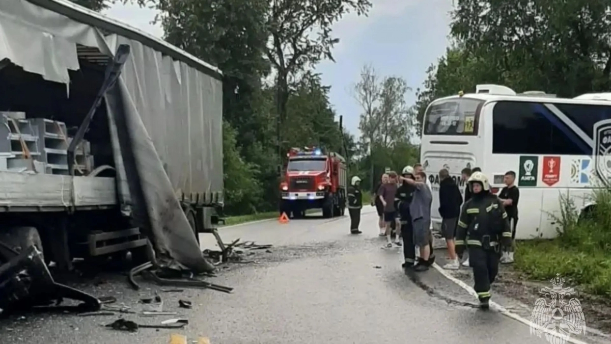Автобус с кировскими футболистами попал в аварию в Ивановской области: есть пострадавший