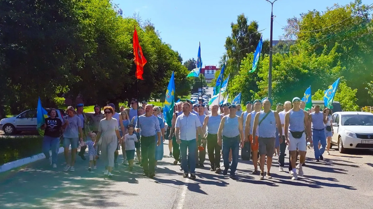 В Кирово-Чепецке отметили День ВДВ митингом и возложением цветов