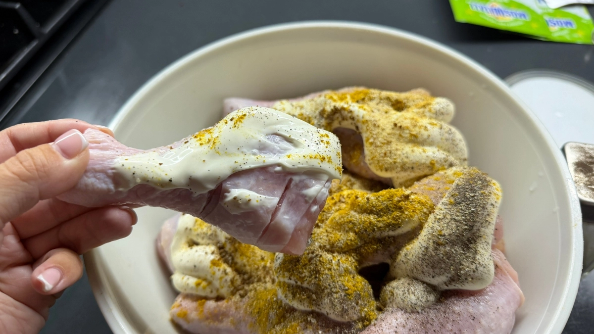 Мыла курицу перед готовкой годами зря: простой способ сделать мясо безопасным без капель воды