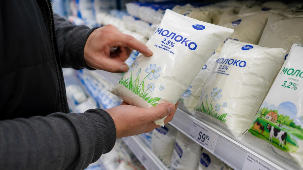 Узнала, зачем продавцы стучат по молоку - странный совет, но логика в нем есть. Теперь делаю так же