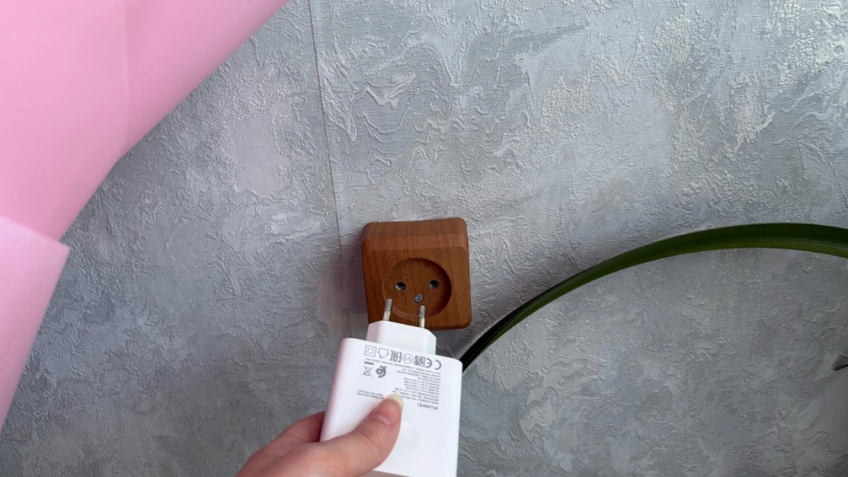 Какие приборы надо обязательно выключать из розетки: 5 "вампиров", которые съедают электричество
