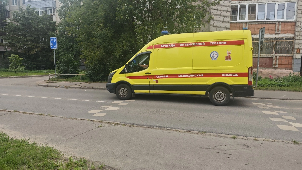 В Кирово-Чепецке рабочий сорвался с лестницы и получил тяжелые травмы
