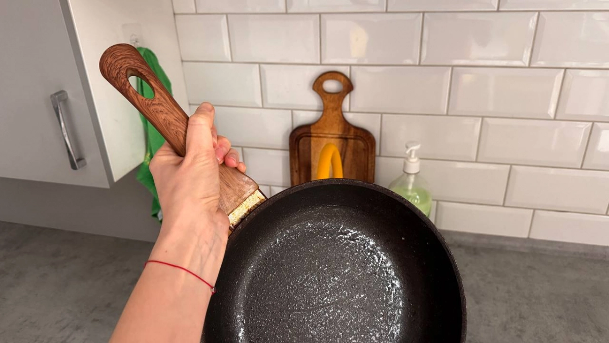 Зачем на самом деле нужна дырка в ручке сковороды - не для крючка. Удивитесь, когда узнаете