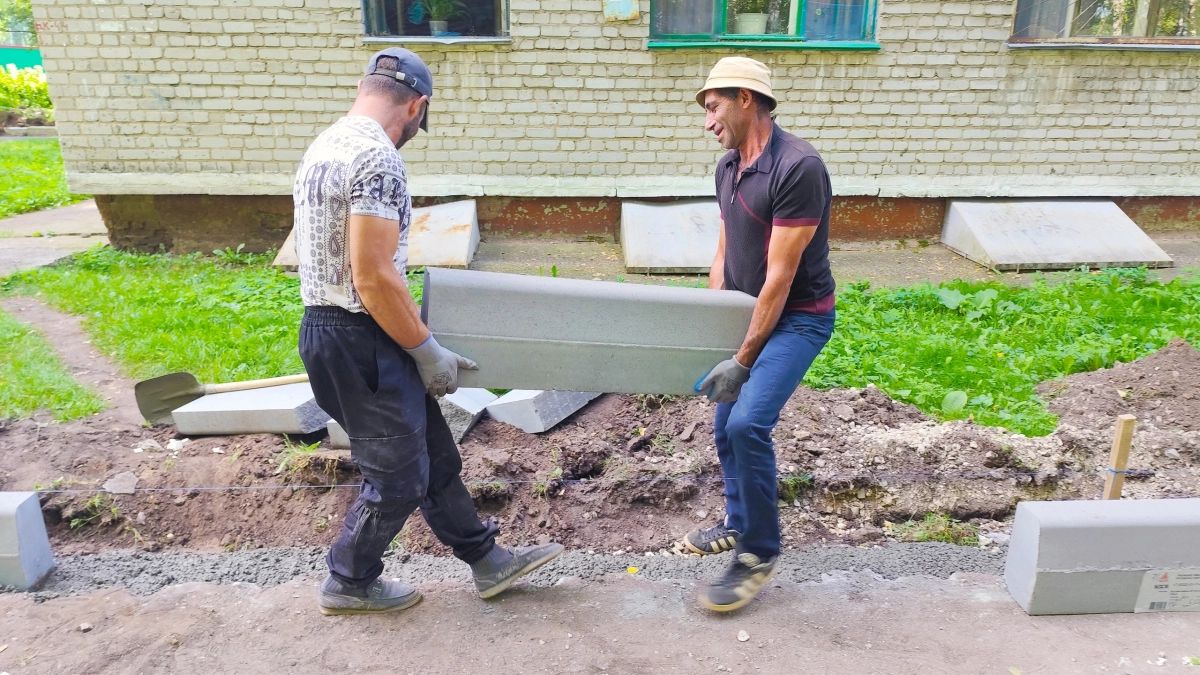 На одной из улиц Кирово-Чепецка продолжается замена бордюров