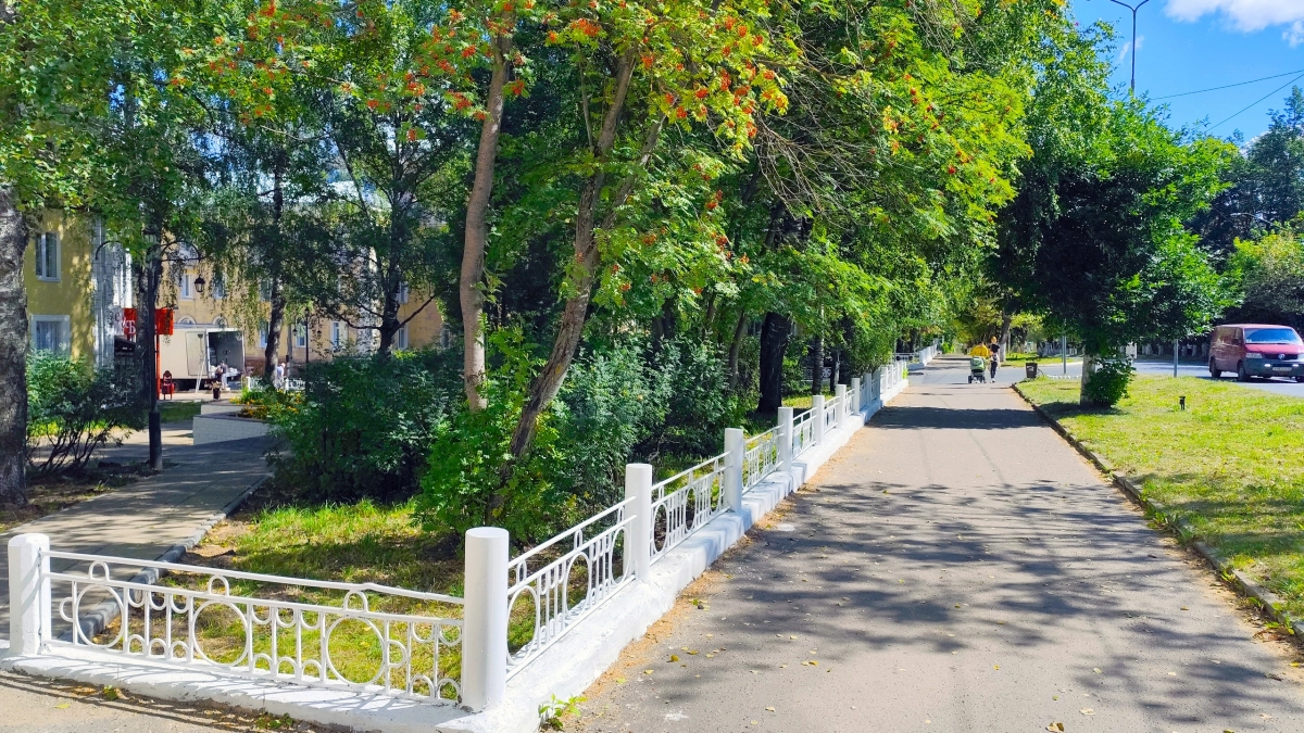 В скверах Кирово-Чепецка появились новые дорожки и скамейки