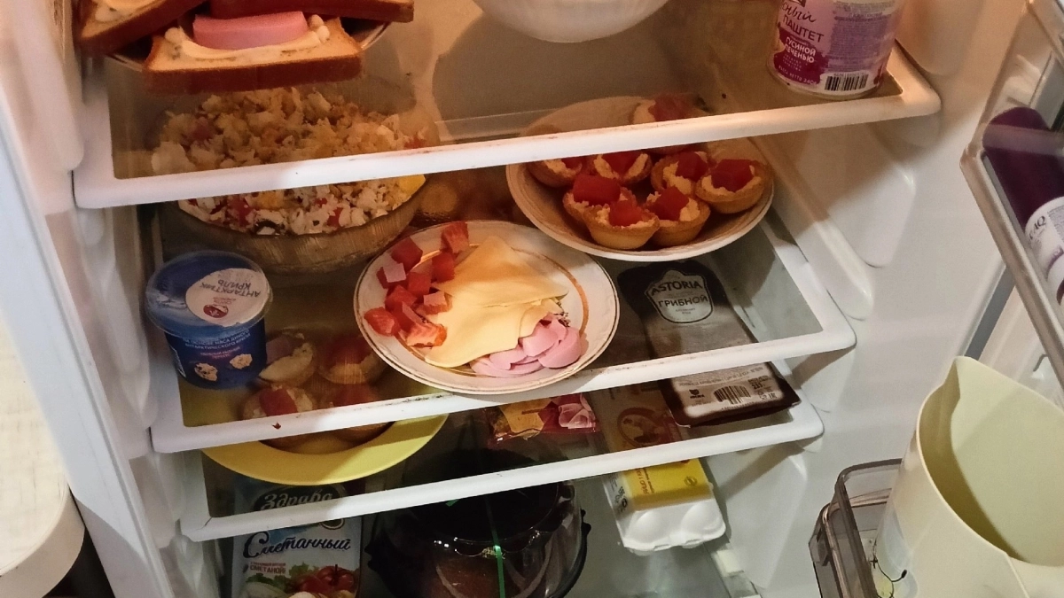 Вставила лист бумаги в дверь - холодильник больше не течет, а продукты остаются свежими: ценный совет мастера