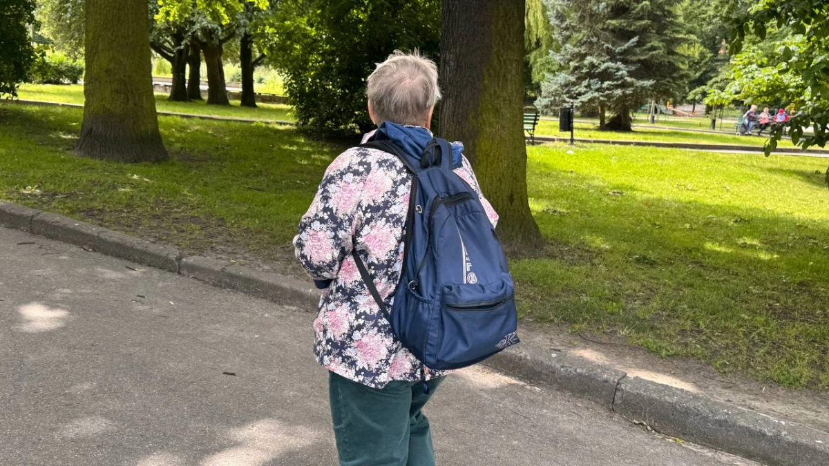 Не чёрный и не белый: 5 оттенков для женщин 65+, которые визуально освежают лицо и стирают морщины ластиком