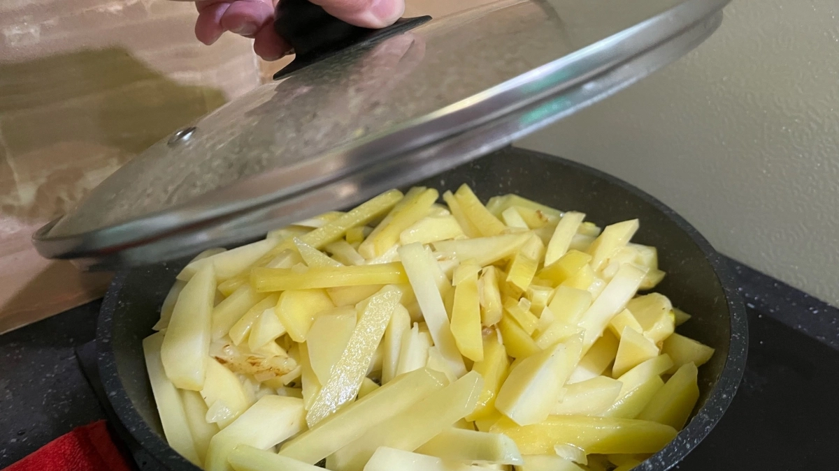 Нужно ли накрывать картошку крышкой при жарке: одна ошибка лишает ломтики хрустящей золотистой корочки