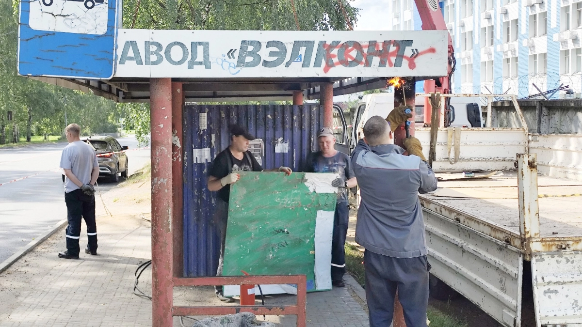В Кирово-Чепецке у одного из заводов устанавливают новый остановочный павильон