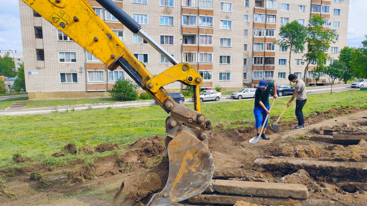 На одной из улиц Кирово-Чепецка ремонтируют тротуар