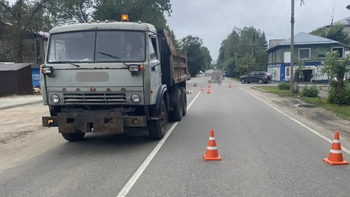 В центре Свечи женщина попала под самосвал и погибла на месте