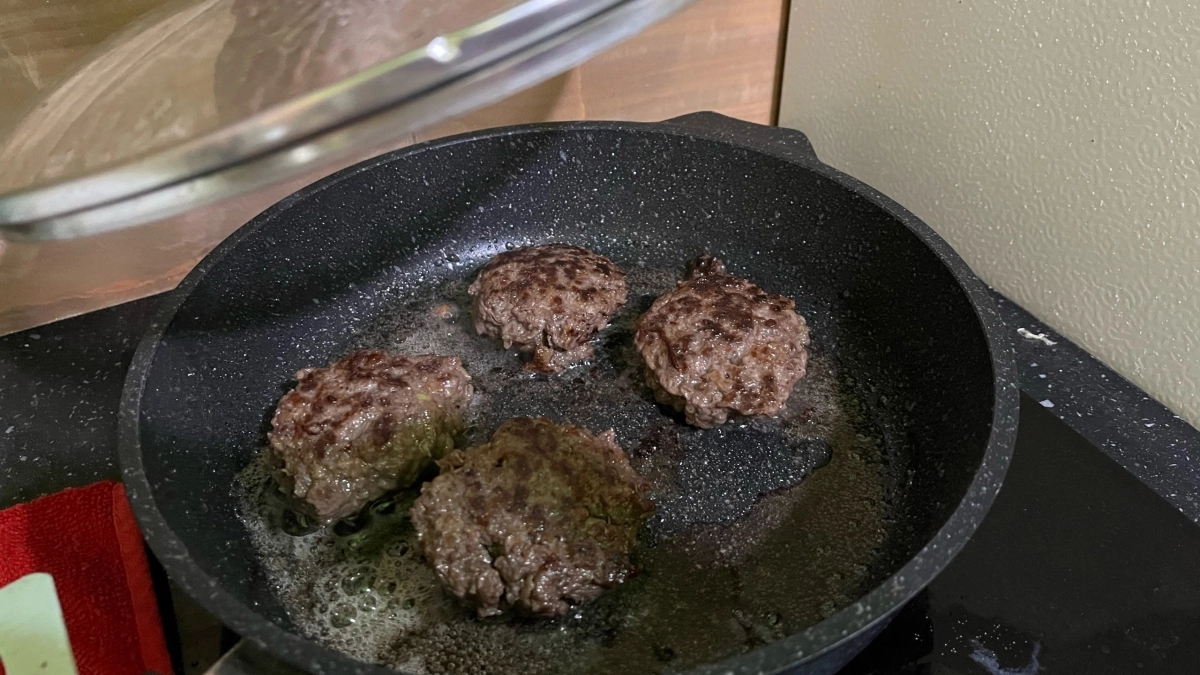 Масло больше не «стреляет» во все стороны: один простой продукт помогает укротить сковороду
