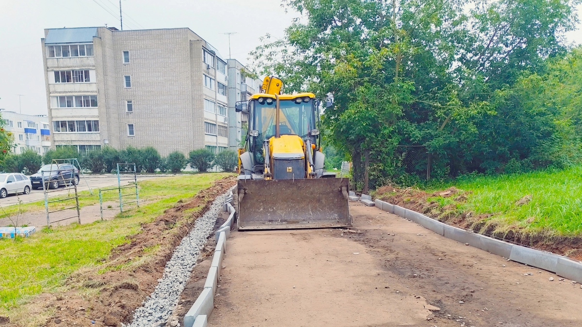 На одной из улиц Кирово-Чепецка продолжают ремонтировать тротуар
