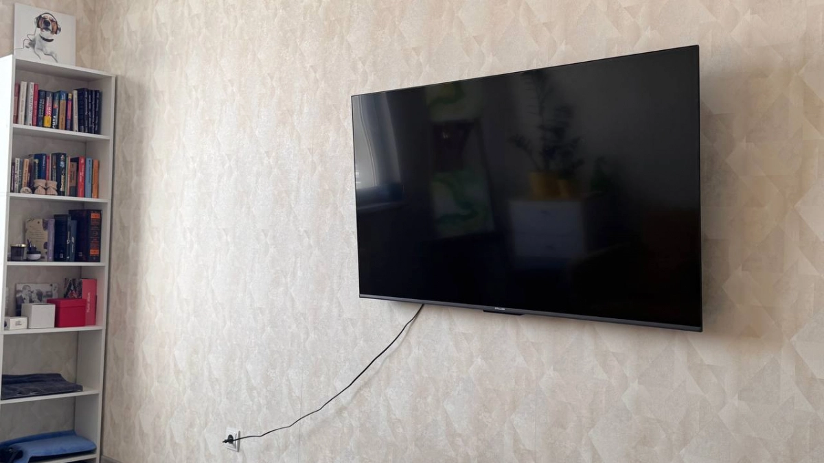 Как правильно протирать телевизор: чем убрать пыль и отпечатки без царапин и разводов