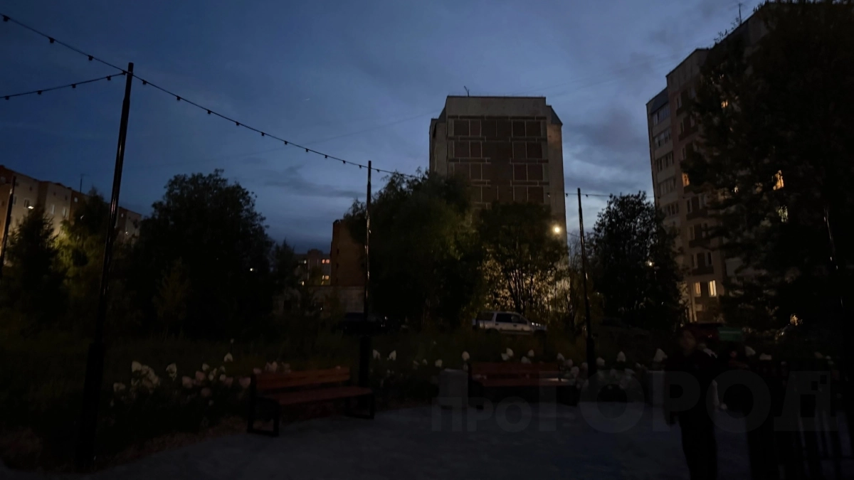 "Гуляем с фонариками от телефонов": чепчане жалуются на освещение в городе. Что отвечают власти?