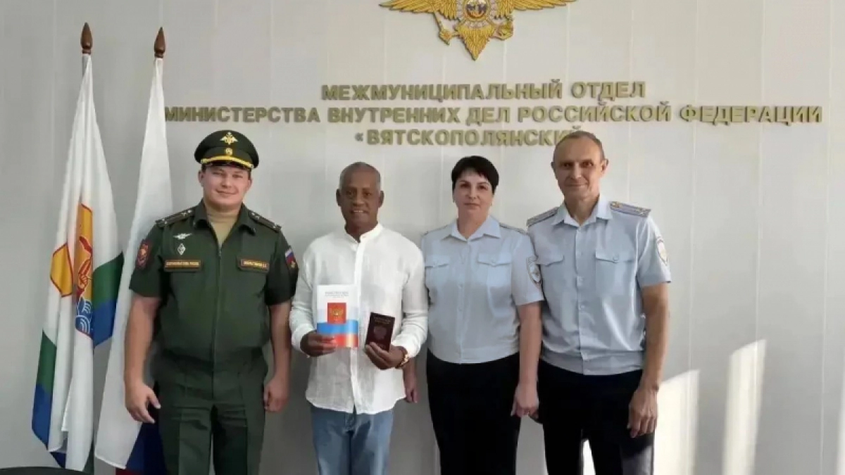 В Вятских Полянах кубинский солдат торжественно вступил в гражданство РФ
