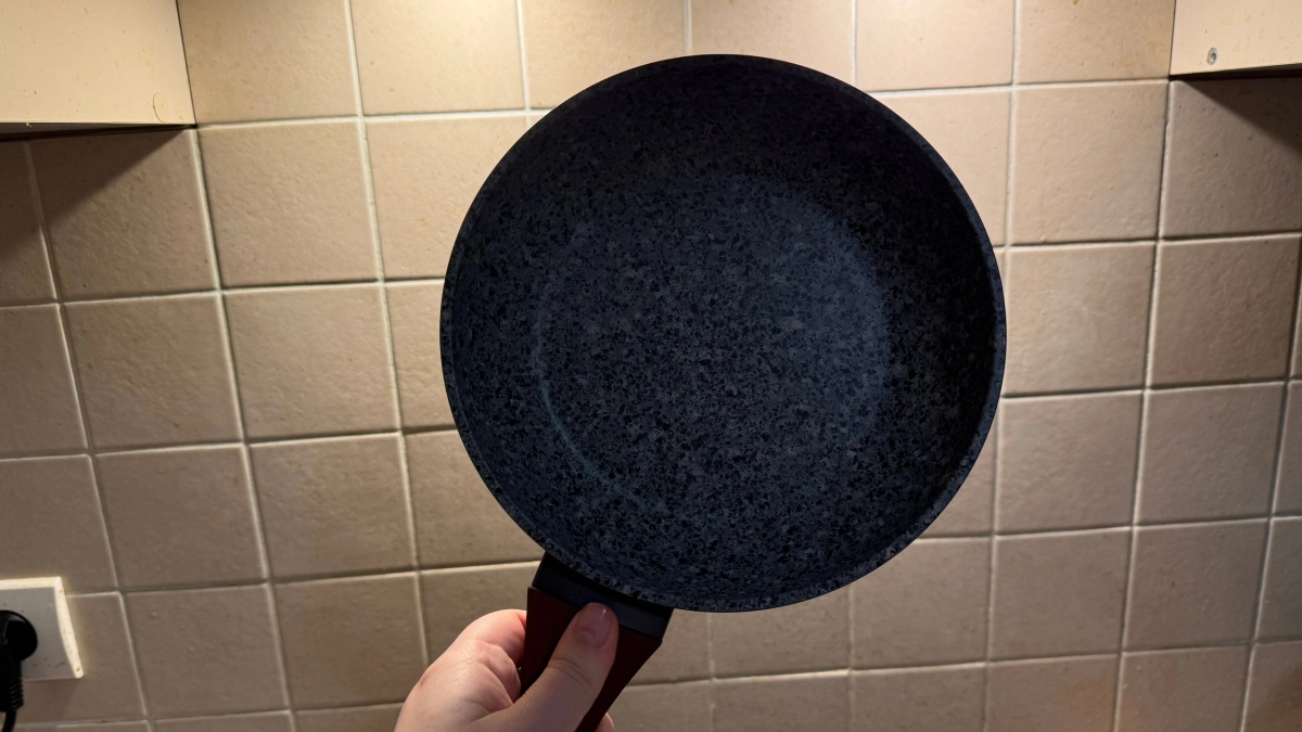 Один способ — и нагар с чугунной сковороды отваливается кусками. Но скажу честно: метод не для всех покрытий