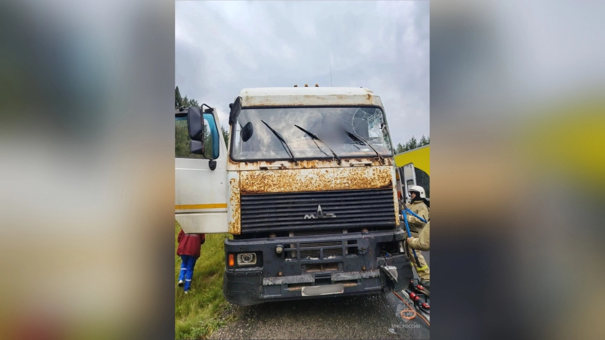Зажатого раненого водителя спасли из кабины грузовика после ДТП под Омутнинском
