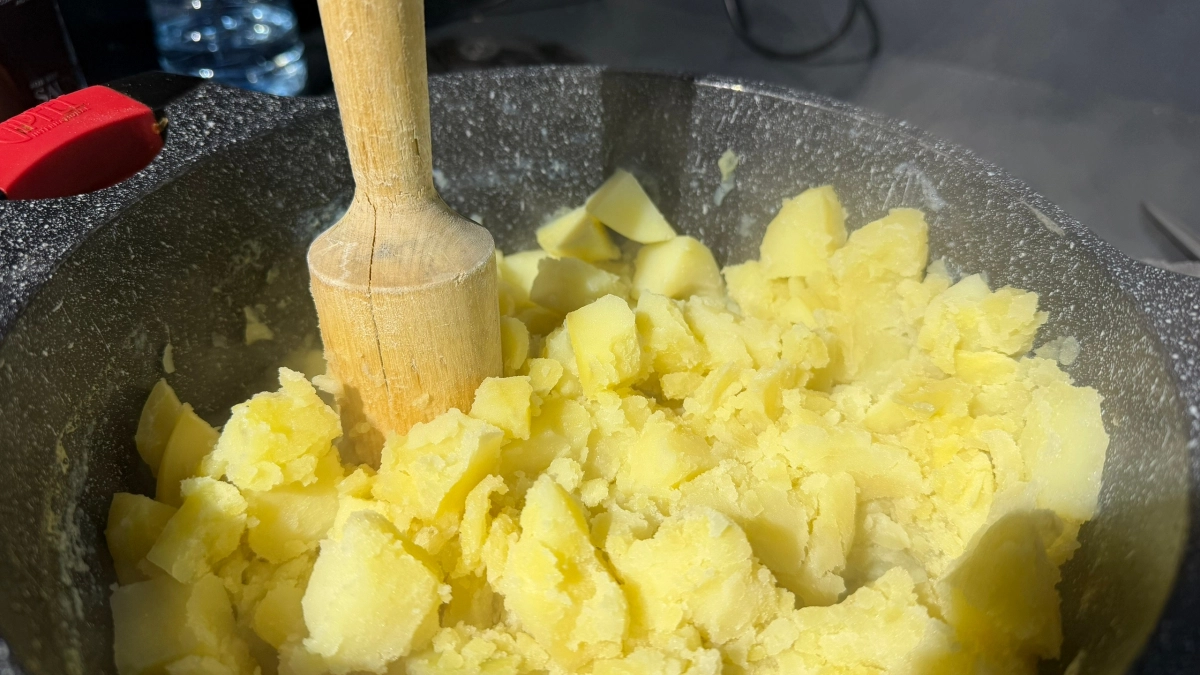 Не масло и не молоко: добавьте в горячую картошку 2 ложки этого продукта — пюре станет нежнее