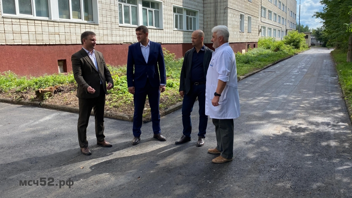 В больничном городке Кирово-Чепецка продолжается ремонт дороги