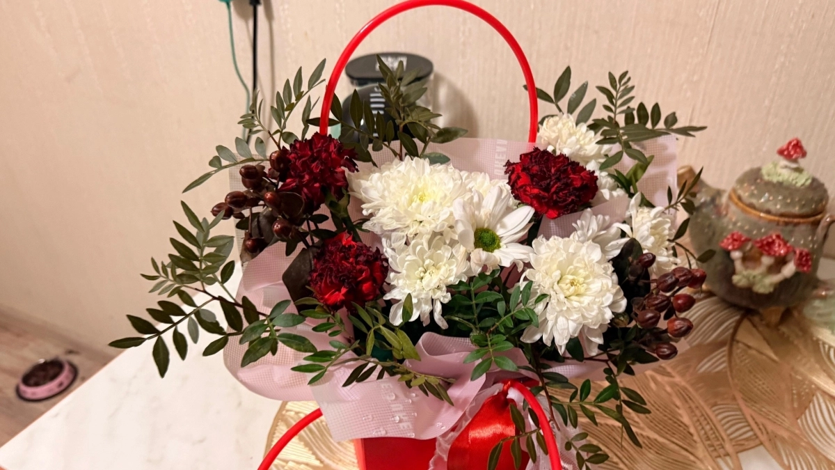 Розы и блестящая плёнка уходят в прошлое: какие букеты дарят учителям 1 сентября 2026