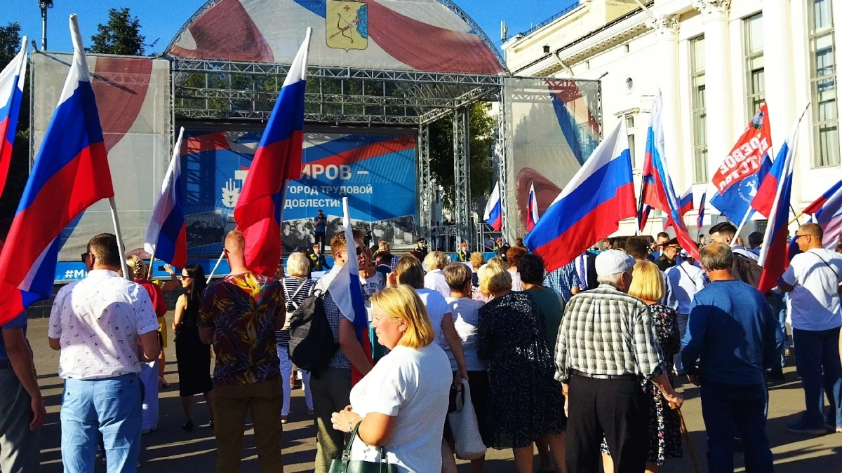 В Кирово-Чепецке отметят День флага живой музыкой и патриотической акцией