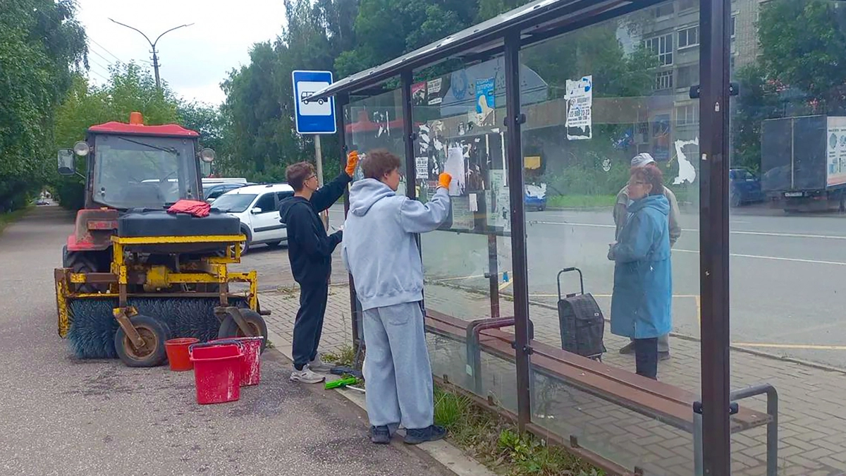 В Кирово-Чепецке привлекли молодежь к мойке остановочных павильонов