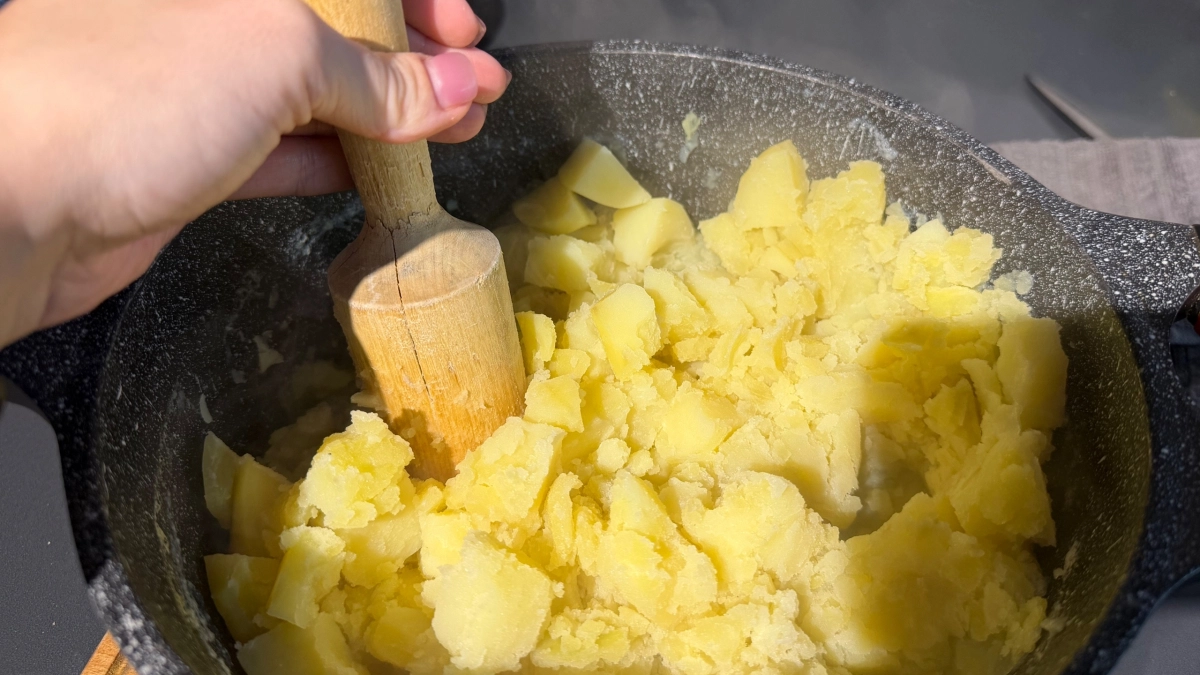 Посолите воду в этот момент — и пюре станет вкуснее в 100 раз: простой секрет, о котором многие не знают