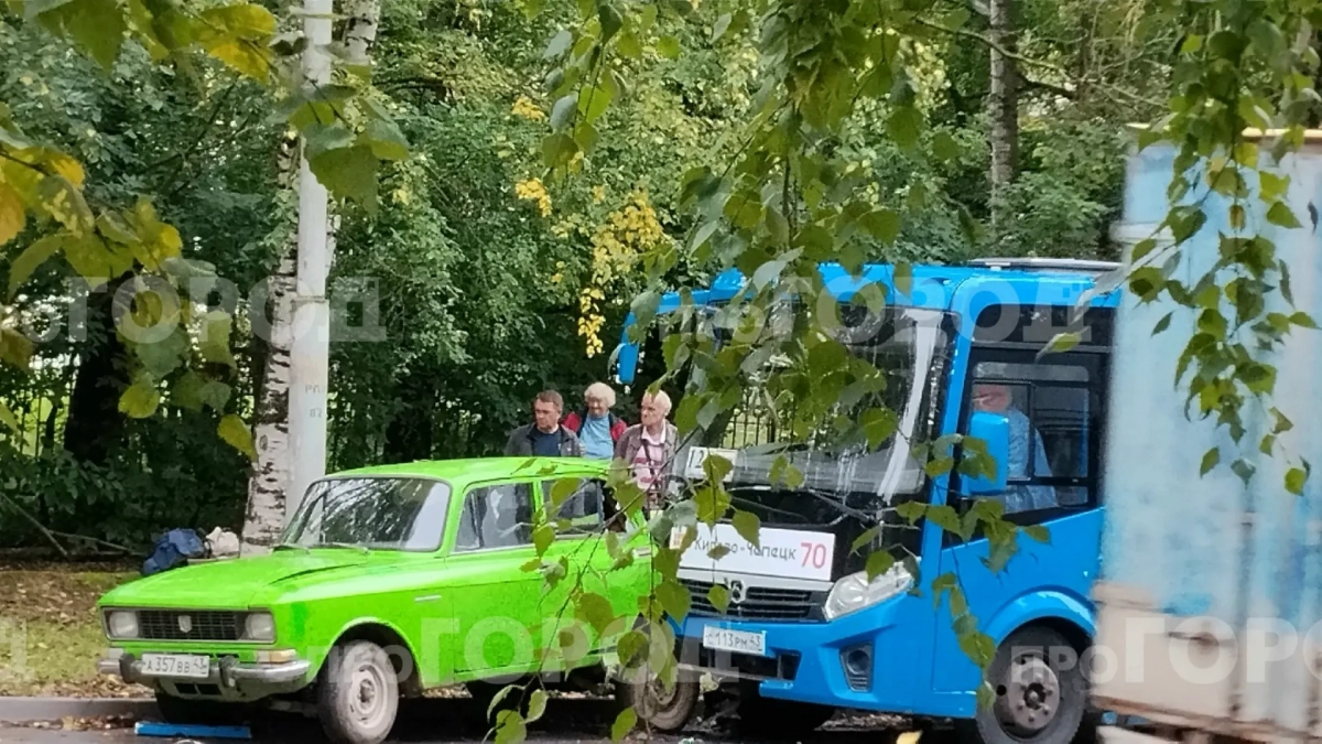 "Громкий хлопок и полмашины в смятку": очевидцы о ДТП с автобусом в Чепецке на проспекте Мира