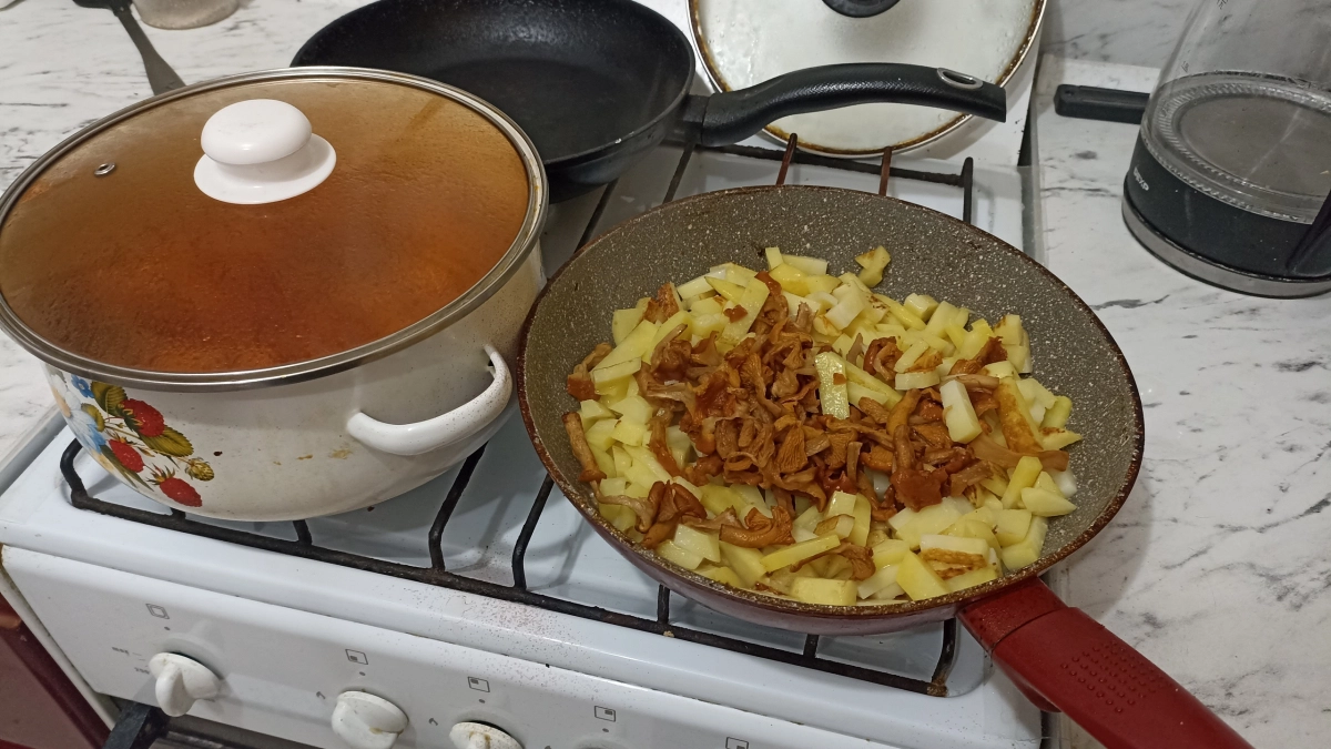 Снаружи золотая корочка, внутри — нежная мякоть: вот что делаю с картошкой перед сковородой