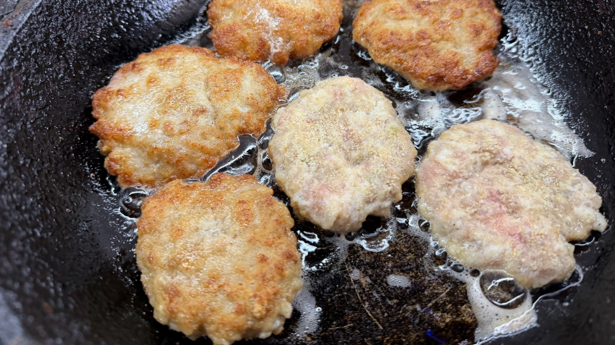 Не спешите выливать масло после жарки: 3 признака покажут, можно ли дать ему второй шанс