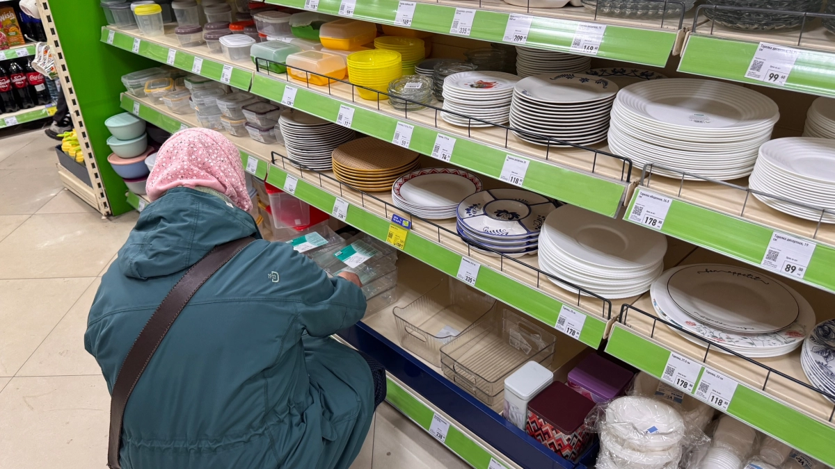 Купила 5 разных тарелок в Fix Price и повесила на стену: получилось интереснее обычной картины