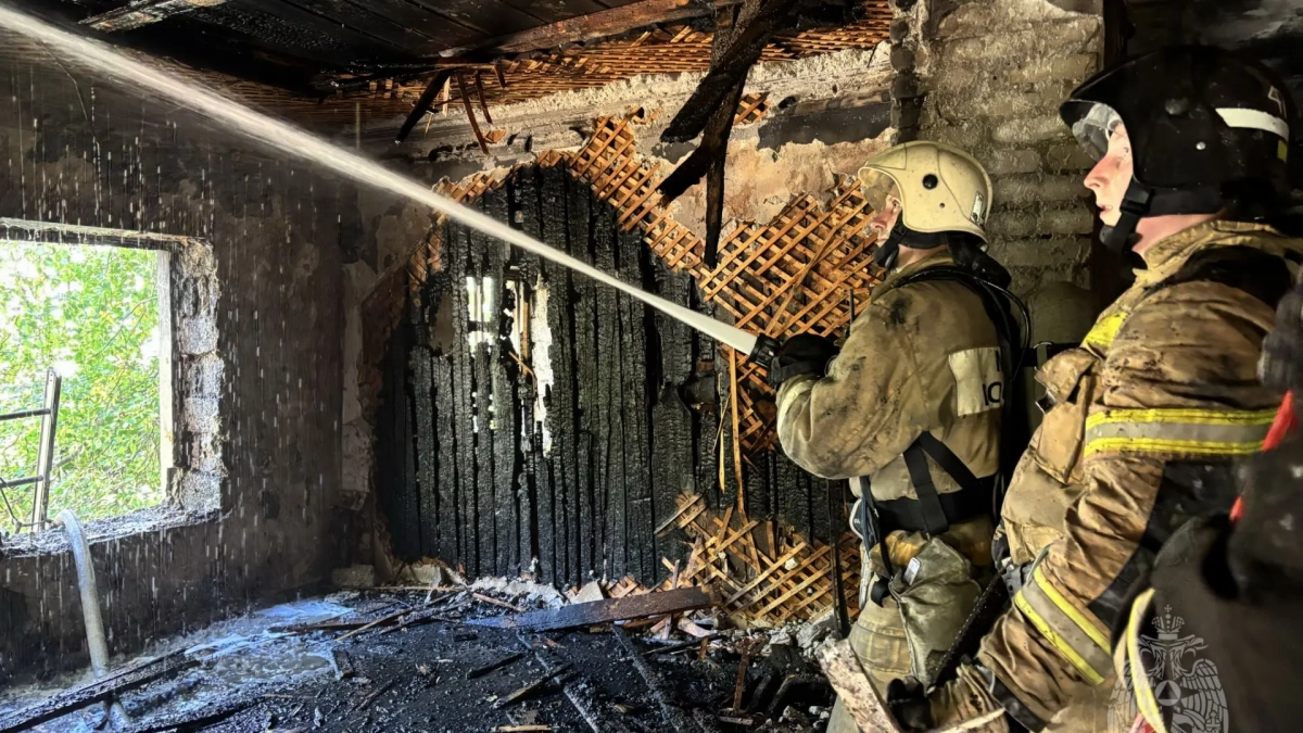 В Кирове неизвестные подожгли нежилой дом на улице Металлургов