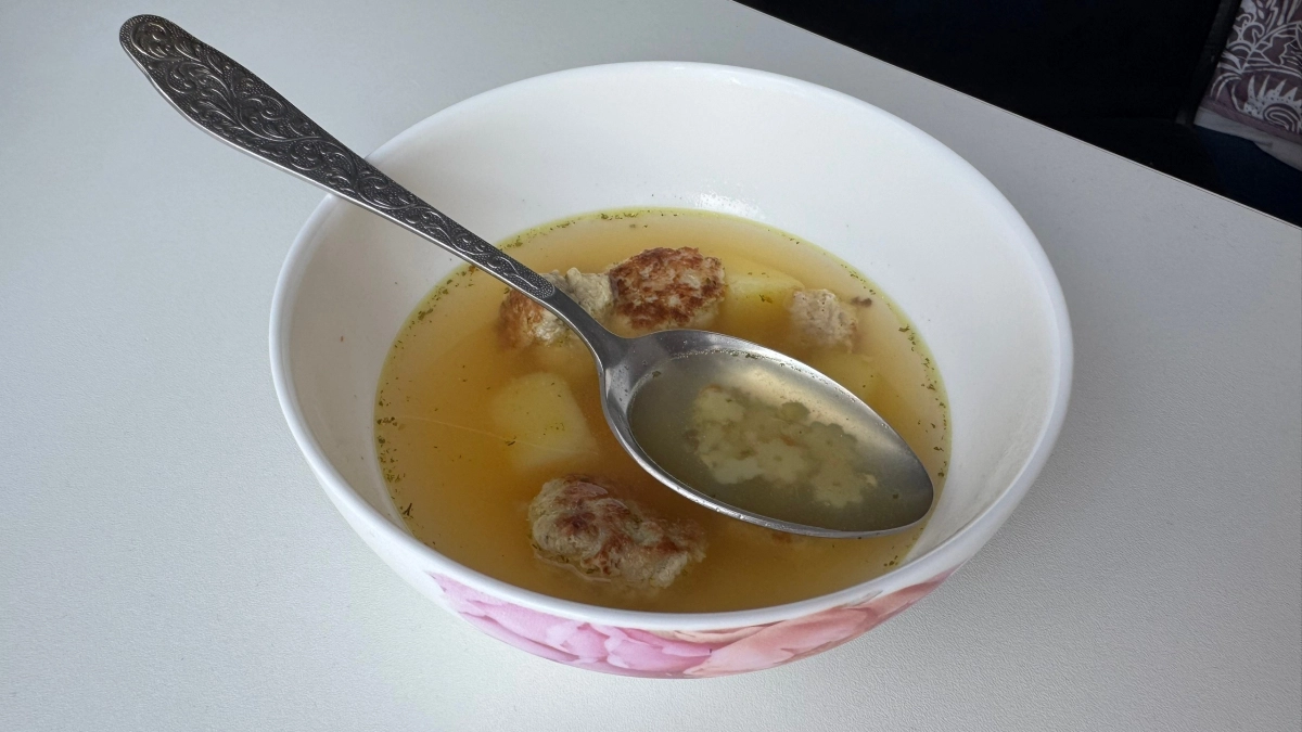 Куриный суп больше не получается «как вода»: обжариваю 2 продукта — бульон становится золотистым и насыщенным